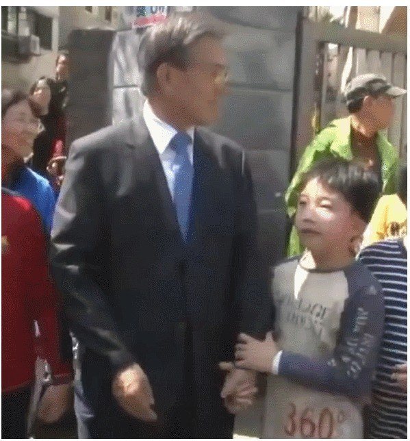 문재인과 한 어린이.jpgif | 인스티즈