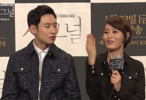 [시그널] 왜 손깍지를 꼈는지 모르겠지만.. 전 찬성이고요? | 인스티즈