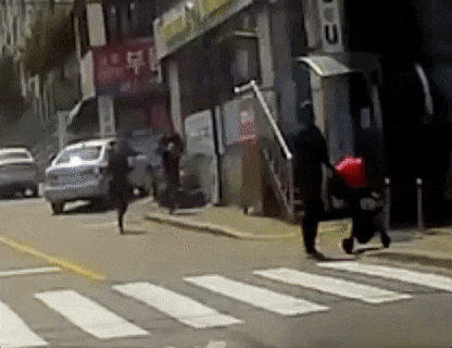 아이보다 커피가 중요한 부모.gif | 인스티즈