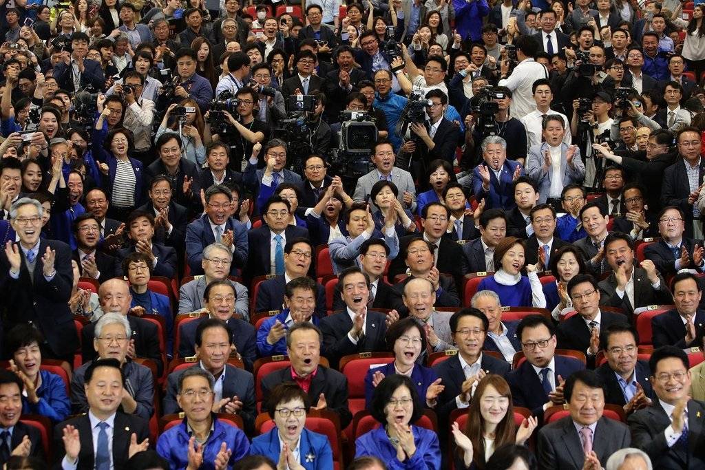 출구조사 방송직후 민주당 의원들의 생생한 순간표정 | 인스티즈