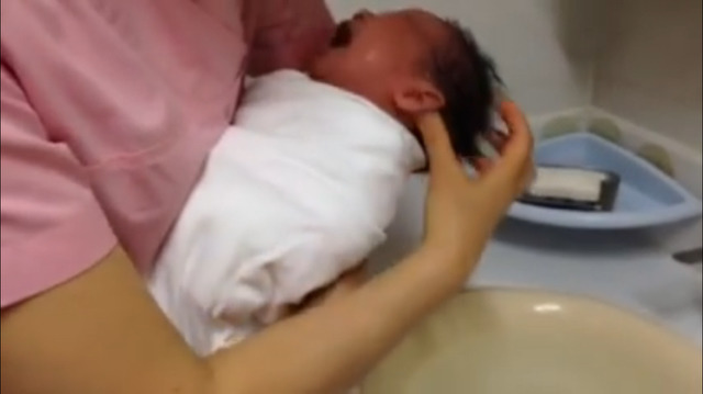 신생아 목욕시키는 방법 | 인스티즈