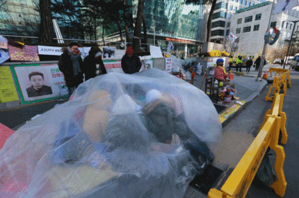 최강한파에도 소녀상 지키는 대학생들 | 인스티즈