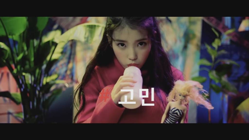 심리학과 영상 분석에 능통한 한 유투버가 해석한 아이유의 '스물셋' 뮤직비디오 (사진 많음) | 인스티즈