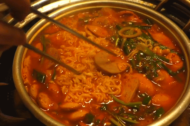 시원하고 얼큰한! 부대찌개 존슨탕 gifjpg | 인스티즈
