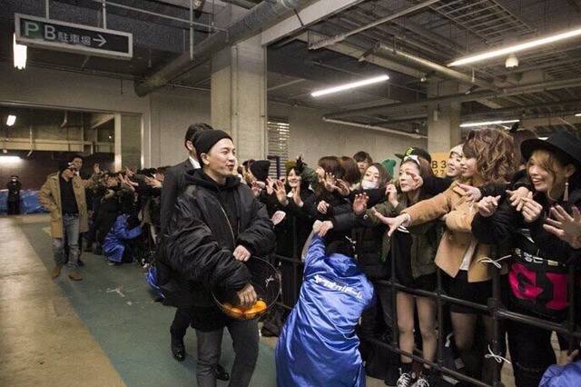 자동차 창문틈 사이로 무나하는 아이돌 | 인스티즈