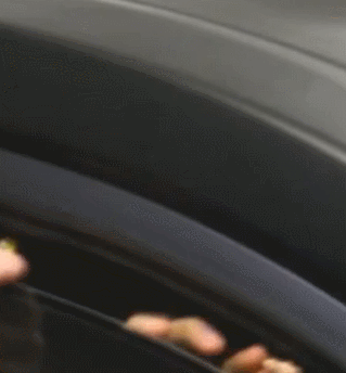 자동차 창문틈 사이로 무나하는 아이돌 | 인스티즈