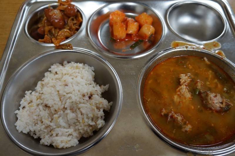 나름 현실적인 학교 급식.jpg | 인스티즈