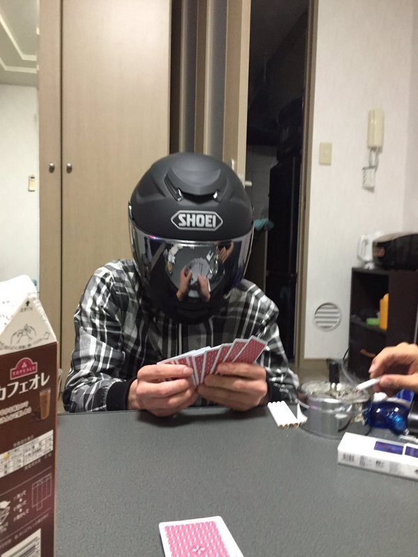 포커는 상대가 자신의 얼굴을 읽지 못하게 해야.. | 인스티즈