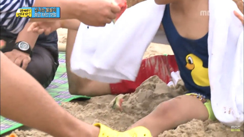 [아빠어디가?] 삼촌들이 이종혁씨 괴롭히는게 싫은 10준수(feat.수박껍질).jpg | 인스티즈