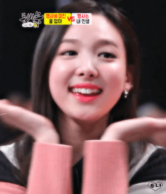 윙크하는 나연이 | 인스티즈