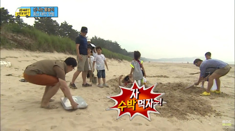 [아빠어디가?] 삼촌들이 이종혁씨 괴롭히는게 싫은 10준수(feat.수박껍질).jpg | 인스티즈