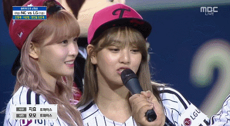 트와이스 오늘자 시구 | 인스티즈