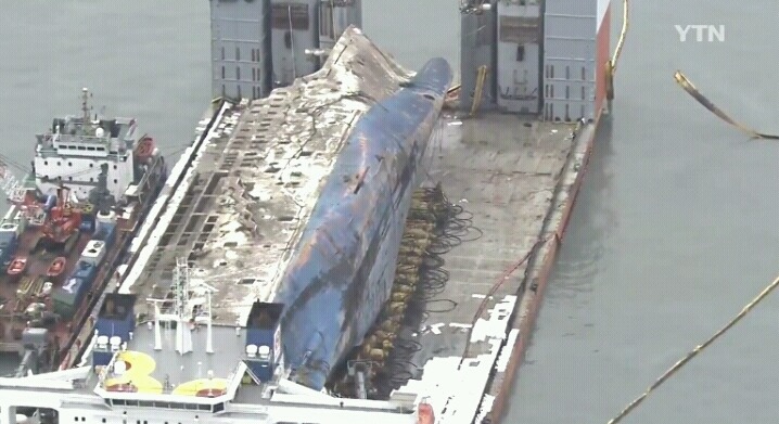 반잠수식 선박 위의 세월호 모습 | 인스티즈