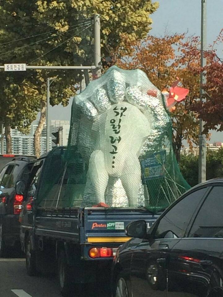 광화문으로 가고 있는 조형물 | 인스티즈