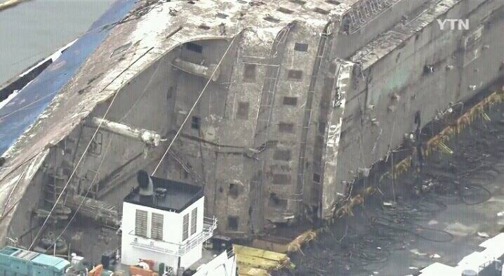 반잠수식 선박 위의 세월호 모습 | 인스티즈