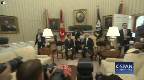 백악관에서도 민폐짓한 한국 기자단과 트럼프의 조언 | 인스티즈