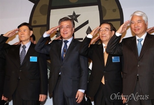 특전사 전우들과 한자리에 모인 문재인 | 인스티즈