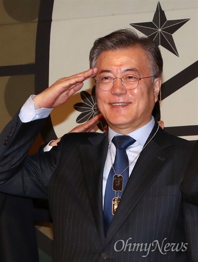 특전사 전우들과 한자리에 모인 문재인 | 인스티즈