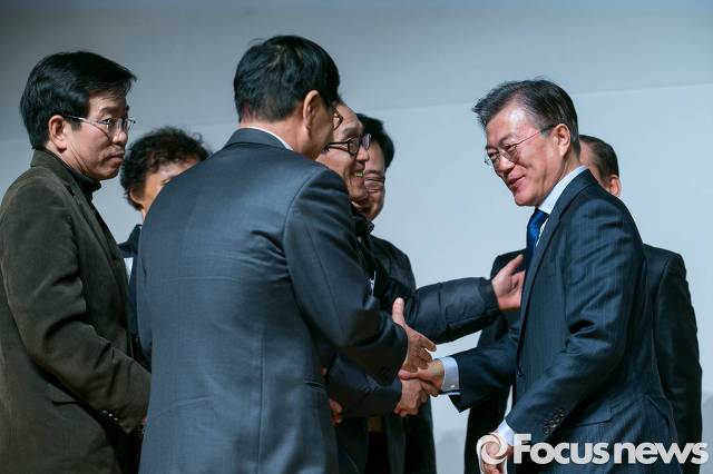 특전사 전우들과 한자리에 모인 문재인 | 인스티즈