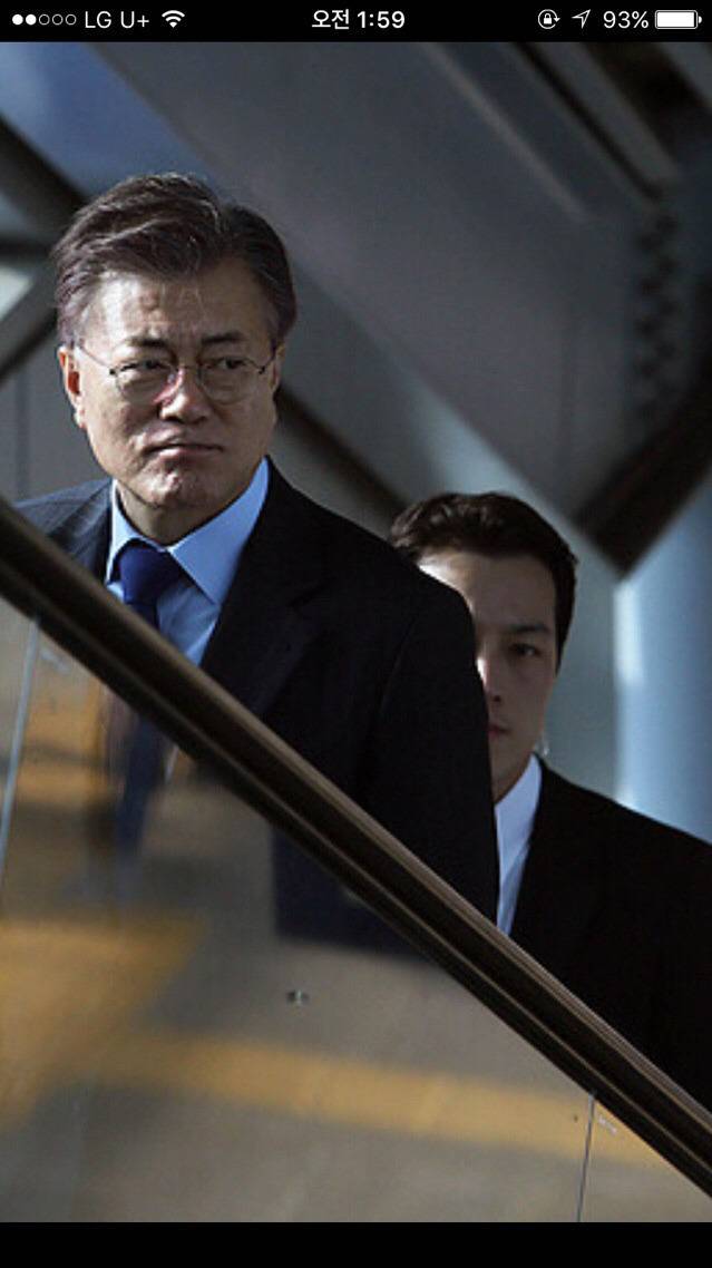 문재인 경호원 얼굴에 김 묻었네요. 잘생김(하트) | 인스티즈