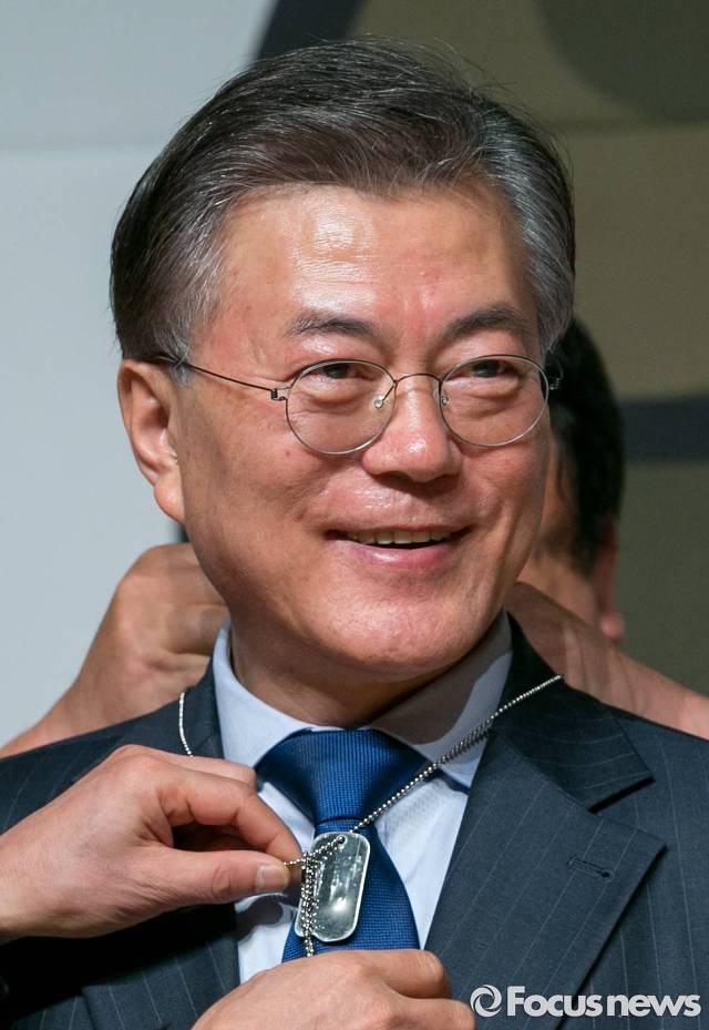 특전사 전우들과 한자리에 모인 문재인 | 인스티즈