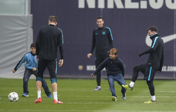 오늘 아침 바르셀로나 훈련장에 몰래 침입한 세 명의 꼬마들 | 인스티즈