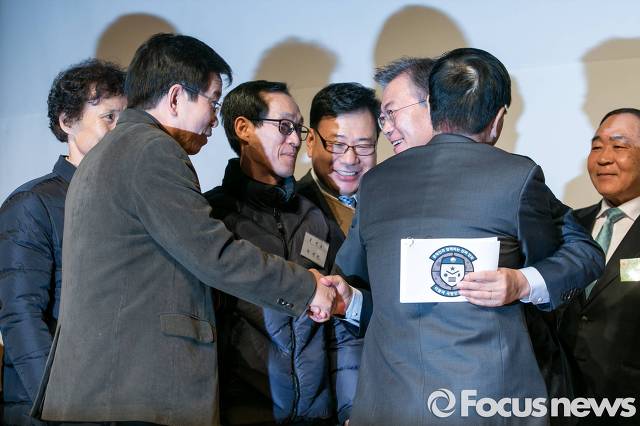 특전사 전우들과 한자리에 모인 문재인 | 인스티즈