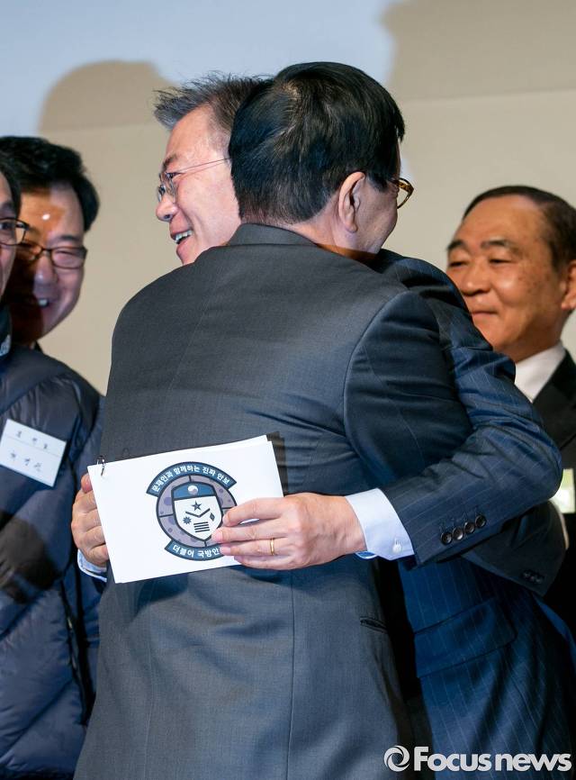 특전사 전우들과 한자리에 모인 문재인 | 인스티즈