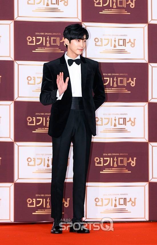 오늘자 B1A4 진영 | 인스티즈