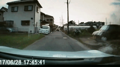 사고 날뻔한 아이에게는 초강력 싸대기 운전자에겐 정중한 사과인사.gif | 인스티즈