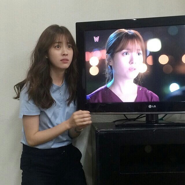 자기 방송 보면서 흉내내는 한효주 | 인스티즈