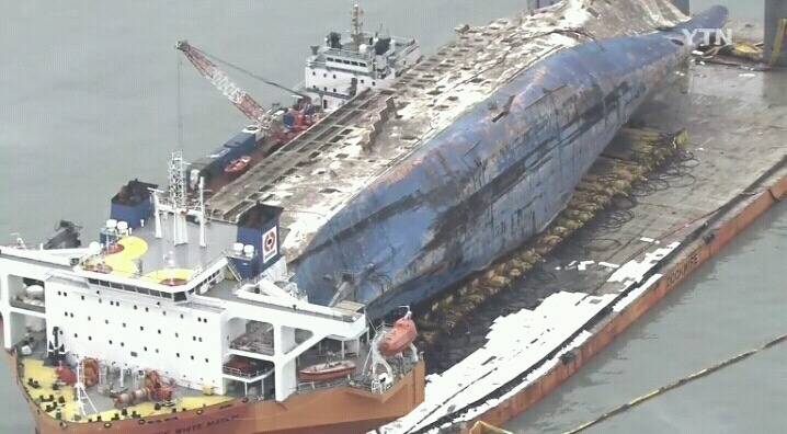 반잠수식 선박 위의 세월호 모습 | 인스티즈