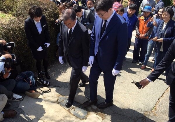 보수표 눈치보여 전두환 비석 근처도 안간 안철수 (feat 문재인) | 인스티즈