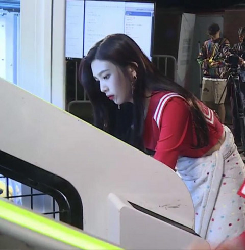 인형뽑기에 집중력 폭발하는 조이.jpg | 인스티즈