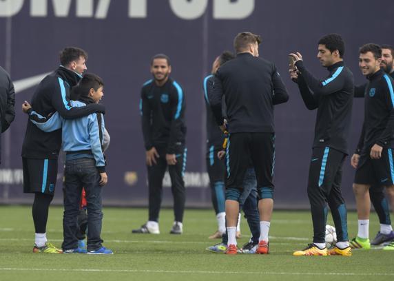 오늘 아침 바르셀로나 훈련장에 몰래 침입한 세 명의 꼬마들 | 인스티즈