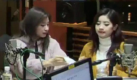 다현이 코풀어주는 사나 .jpg | 인스티즈