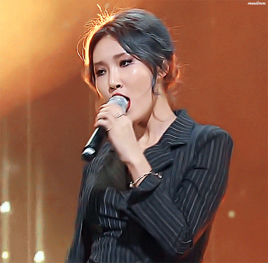 오늘자 청룡 축하무대 중 자기 이름 부르는 마마무한테 목례해주는 김혜수.jpg | 인스티즈