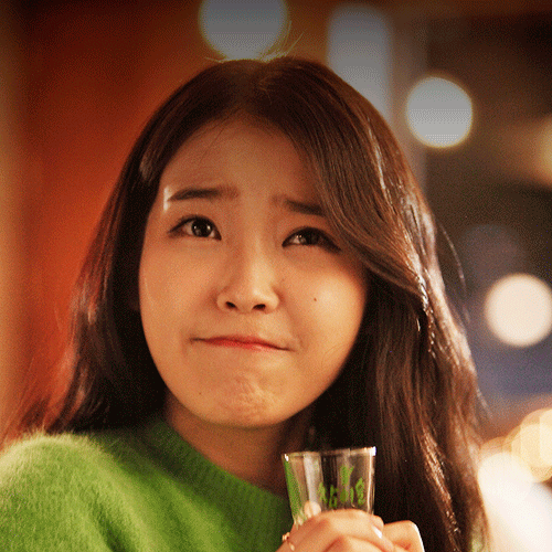 소주 한 잔 마시는 아이유.gif | 인스티즈