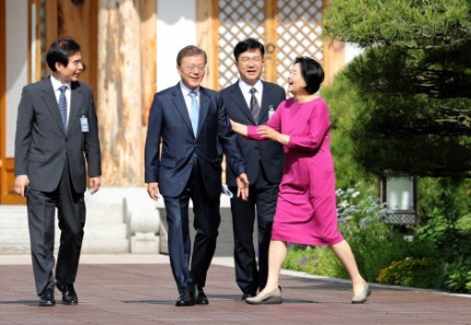 文대통령의 첫 출근… “바지 짧다” 지적에 “이게 유행이래” | 인스티즈