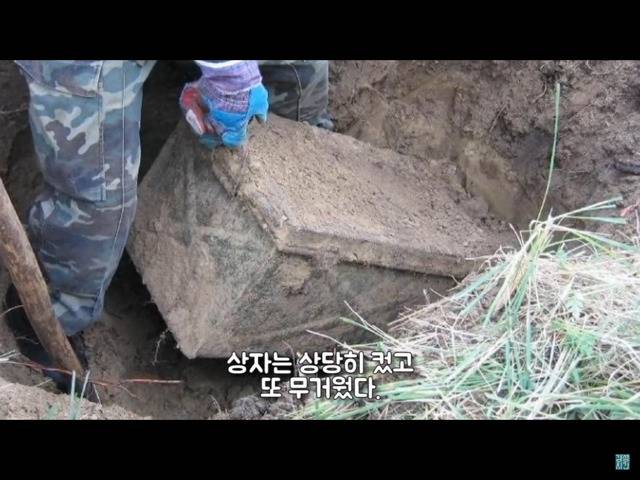 별장 마당의 땅을 파니 무거운 철제 상자가 나타났다. 상자를 여니... | 인스티즈