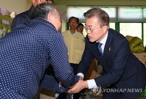 강릉 산불 이재민들 위로하는 문재인 | 인스티즈