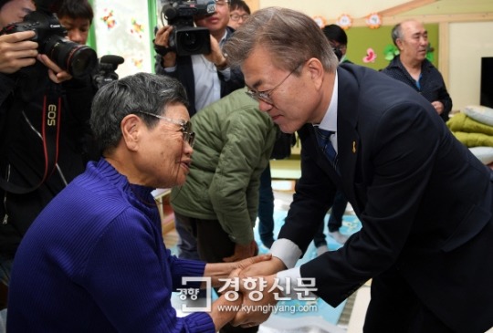 강릉 산불 이재민들 위로하는 문재인 | 인스티즈