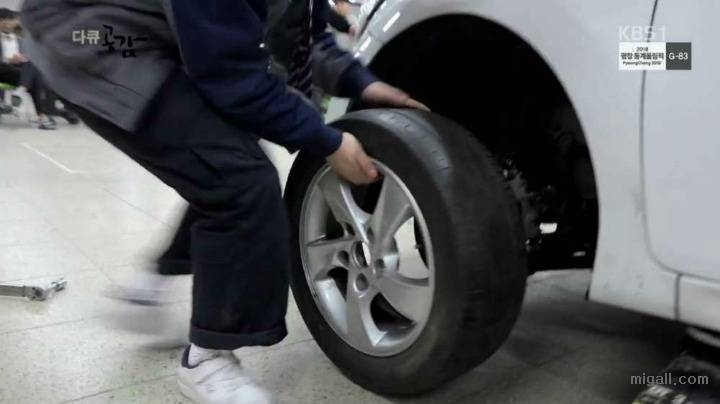 자동차 정비 기술 배우는 여학생들 | 인스티즈