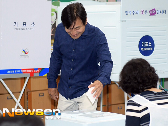 5/9 투표한 안성기.jpg | 인스티즈