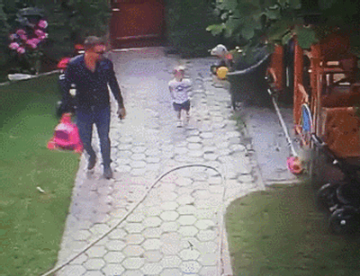 아이에게 달려드는 개를 막는 아버지 | 인스티즈