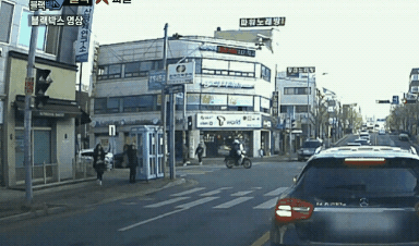 인도에 서있다가 사고를 당한 학생.gif | 인스티즈