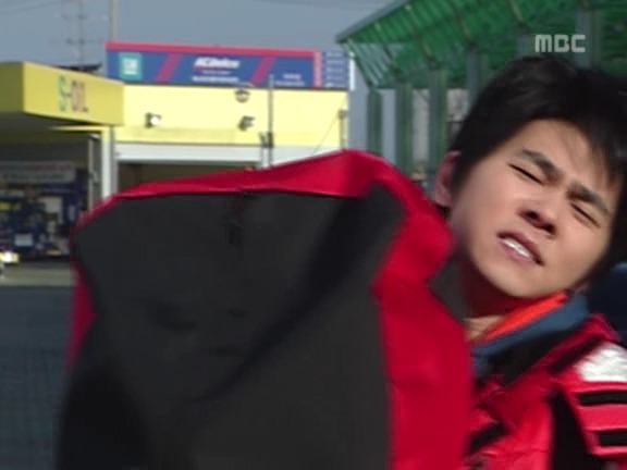 [거침없이하이킥] 보드가방이랑 사귀는 민용이 ㅋㅋㅋㅋㅋㅋ.jpg | 인스티즈