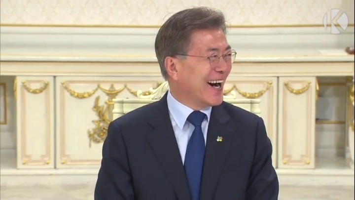 근데 대통령한테도 연장근로수당 이런 것 좀 지급해야 하는거 아닌가? | 인스티즈