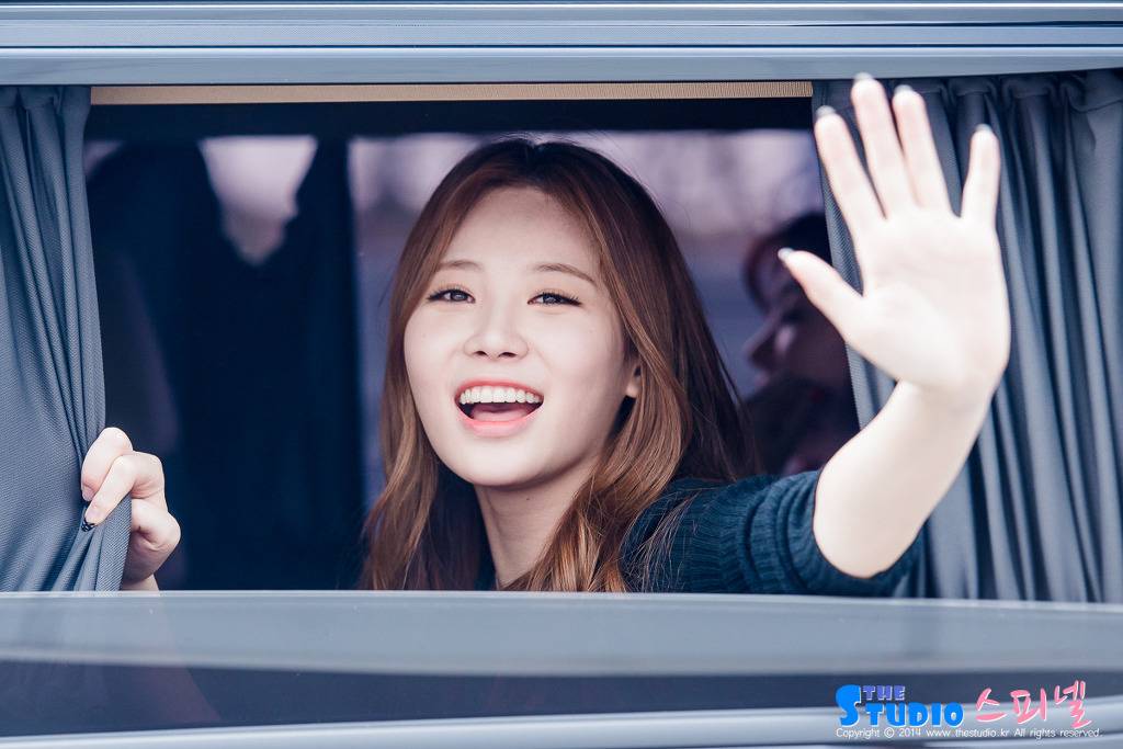 숟가락과 교감하는 유라.jpg | 인스티즈