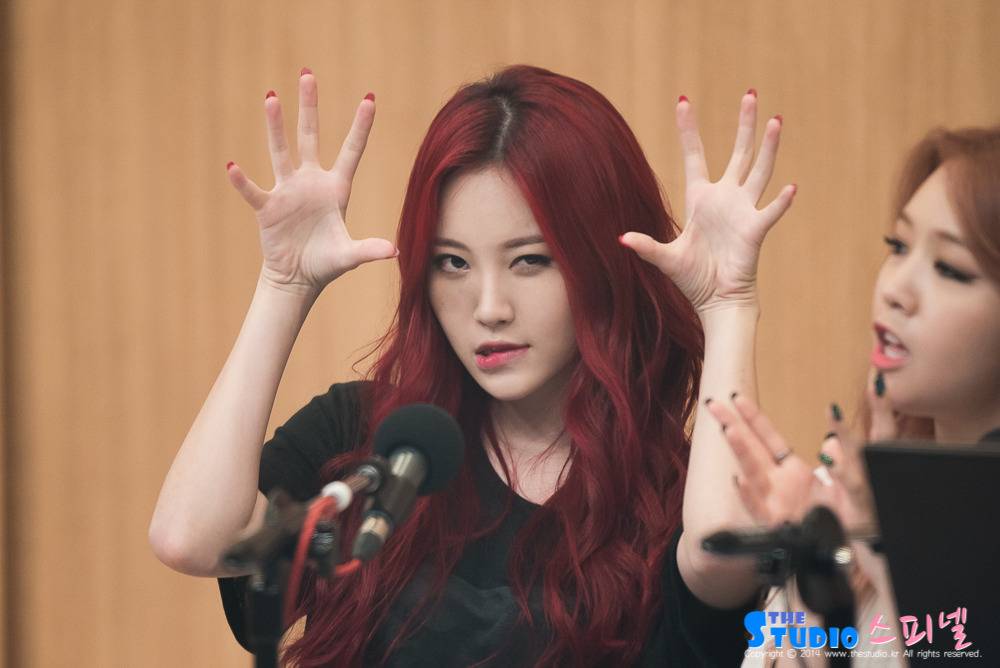 숟가락과 교감하는 유라.jpg | 인스티즈